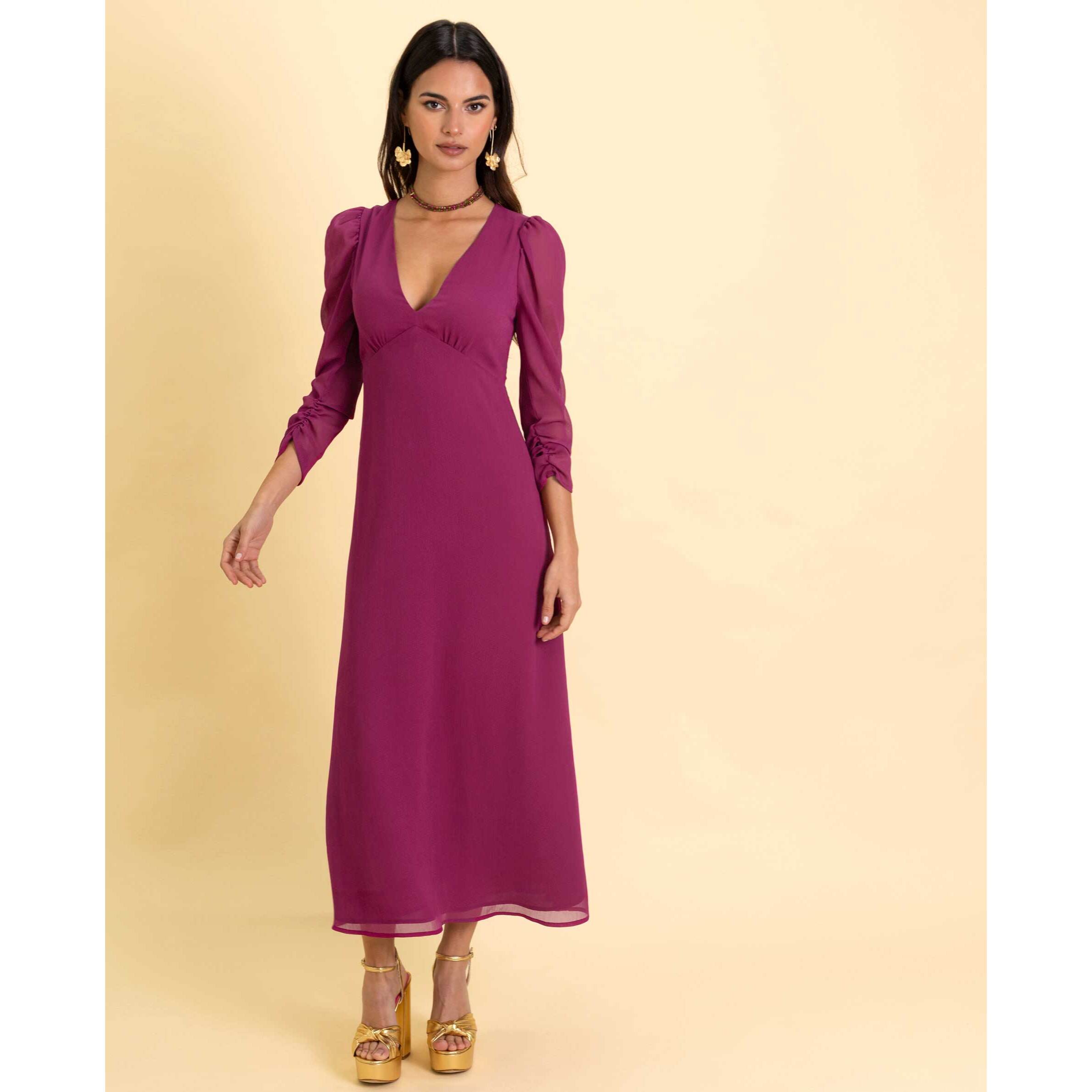 Vestido midi con manga larga y escote