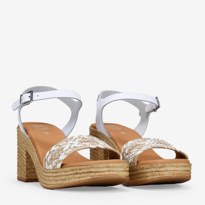 Sandalias de tacón blancas en piel con rafia