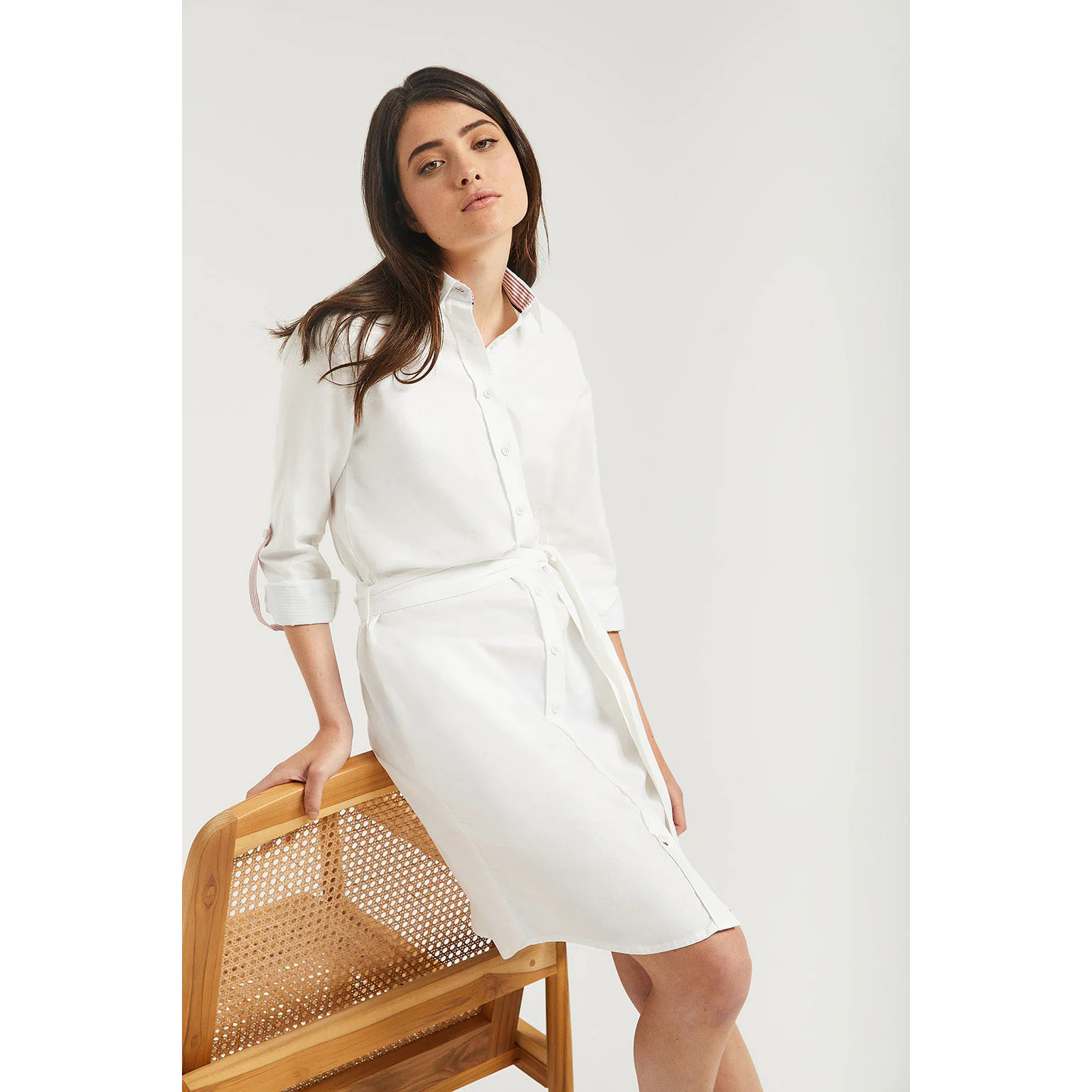 Vestito a camicia bianco a maniche lunghe con particolare ricamato