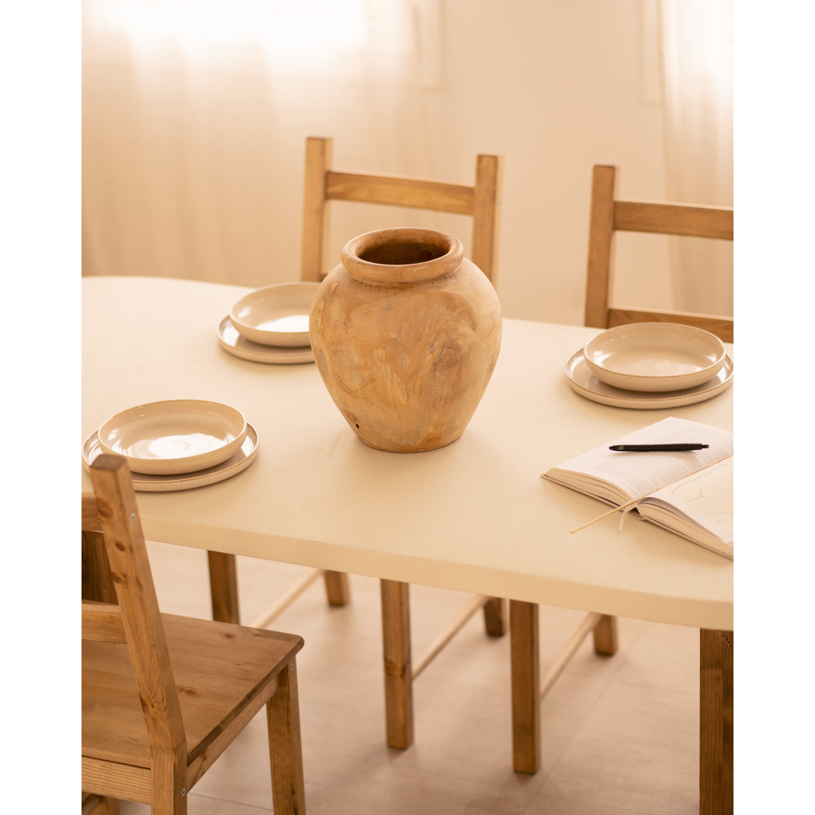Table de salle à manger ovale en microciment blanc cassé avec pieds en chêne foncé en différentes tailles
