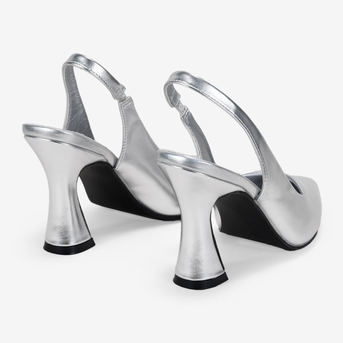 Zapatos de fiesta plateados con tacón acampanado