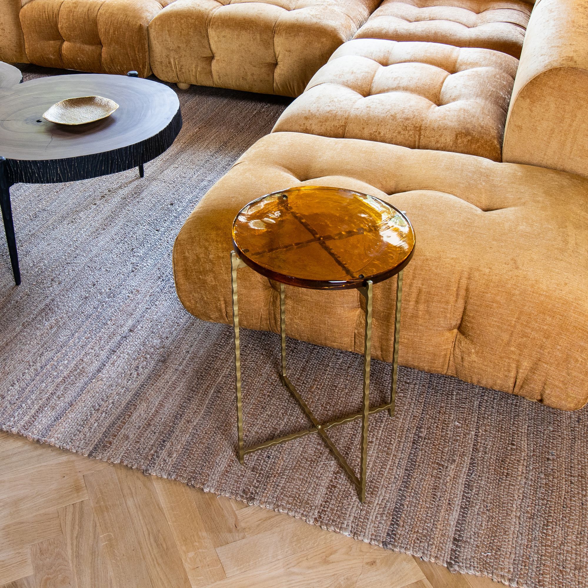 Table d'appoint avec plateau en verre ambre et pieds doré BELLI
