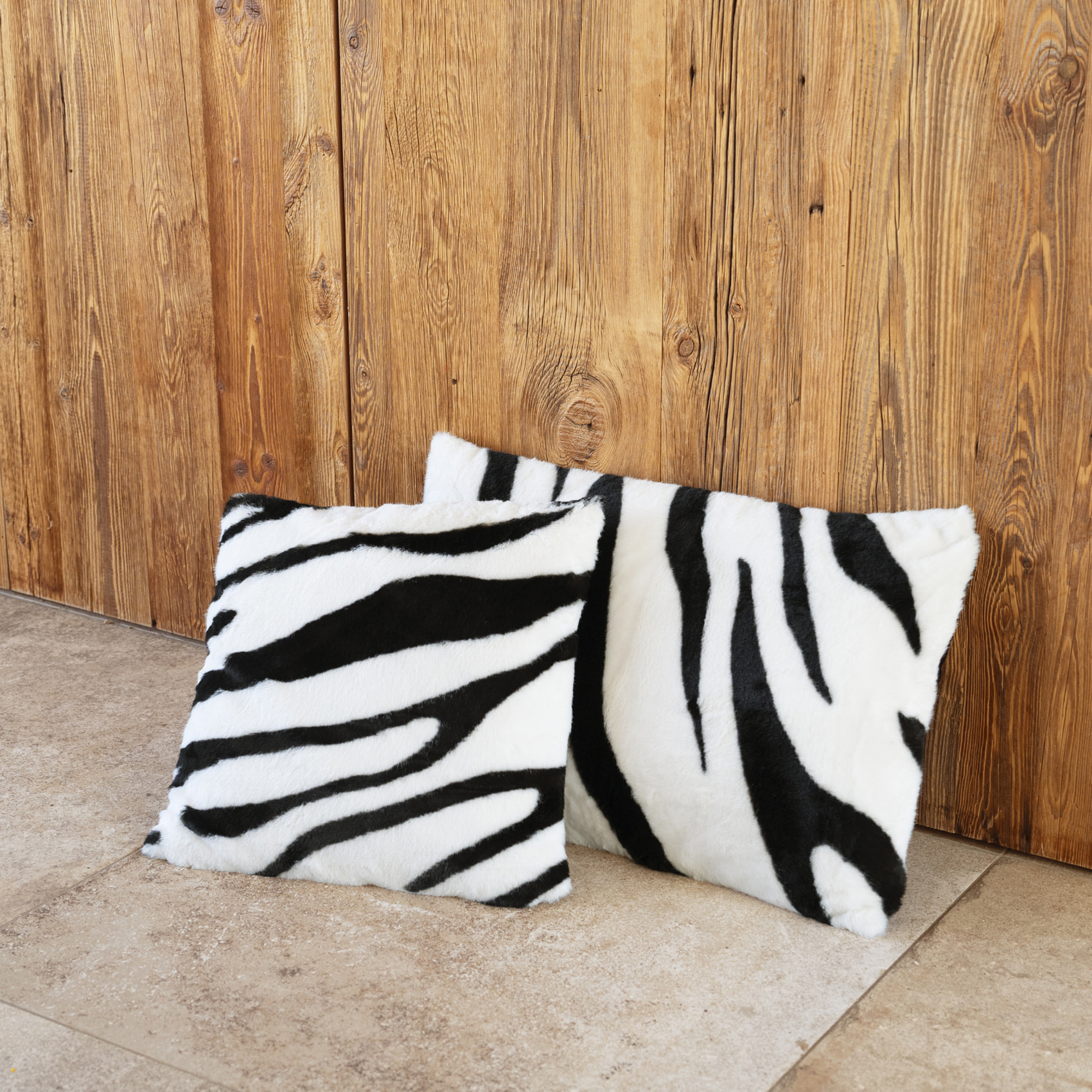 Coussin garni à motif zèbre avec dos en velours - Noir