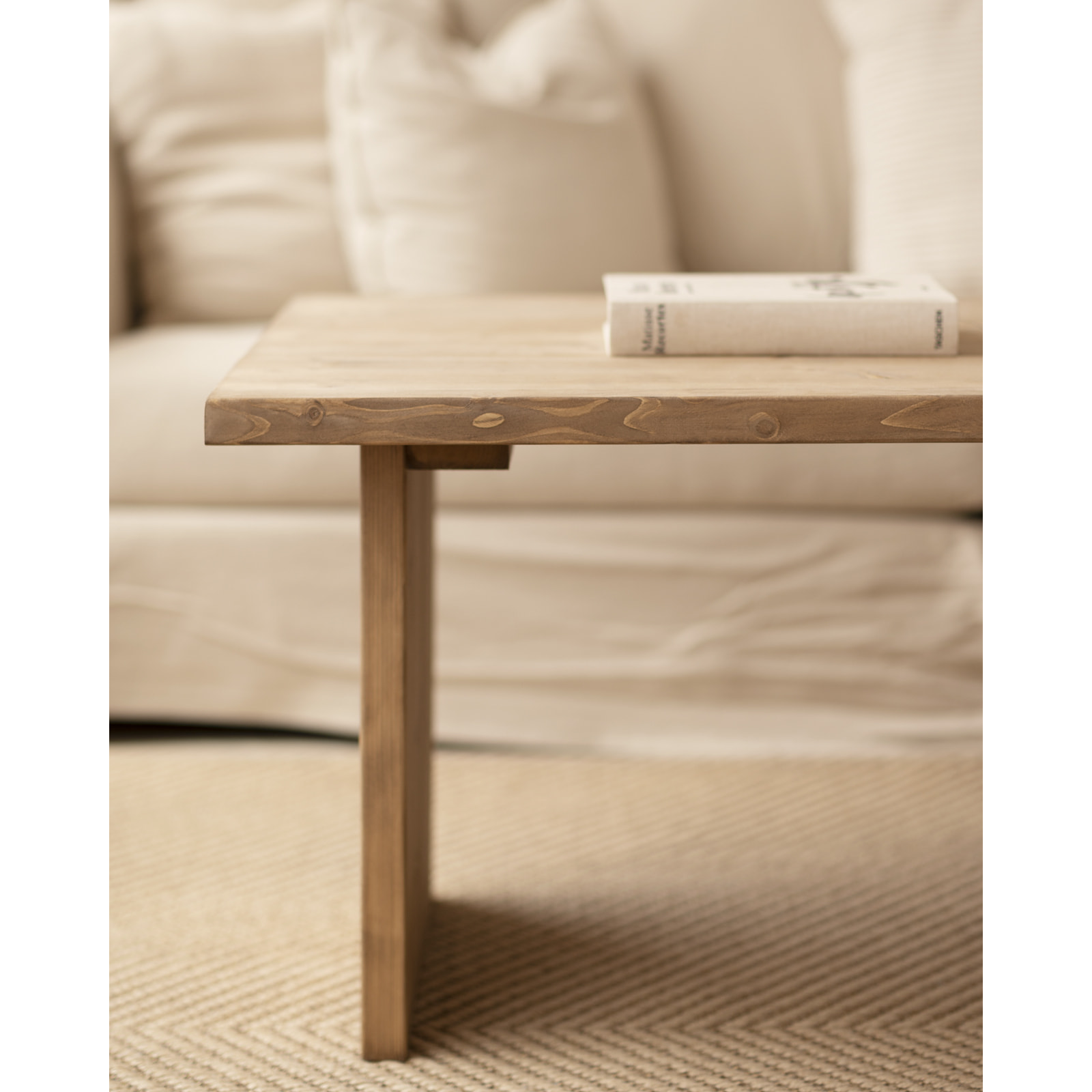 Table basse en bois massif ton chêne foncé 120x60cm Hauteur: 47 Longueur: 120 Largeur: 60
