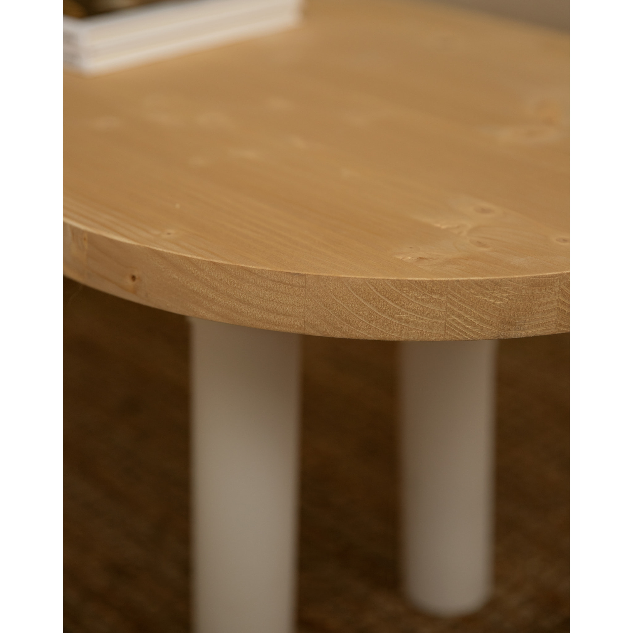 Table basse ovale en bois massif avec plateau en teinte chêne moyen et pieds en teinte blanche de 40x120cm Hauteur: 40 Longueur: 120 Largeur: 50