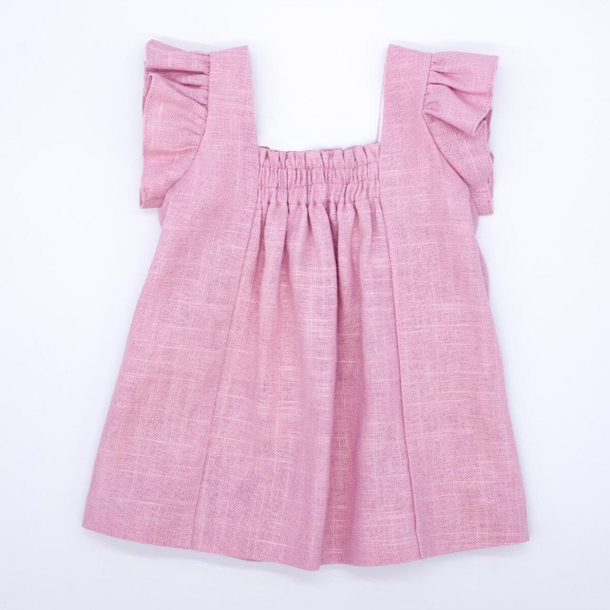 Vestido corto rosa, pecho fruncido con puntillas bordadas y volante en las sisas.