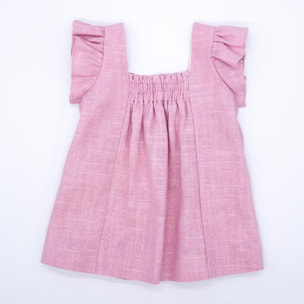 Vestido corto rosa, pecho fruncido con puntillas bordadas y volante en las sisas.