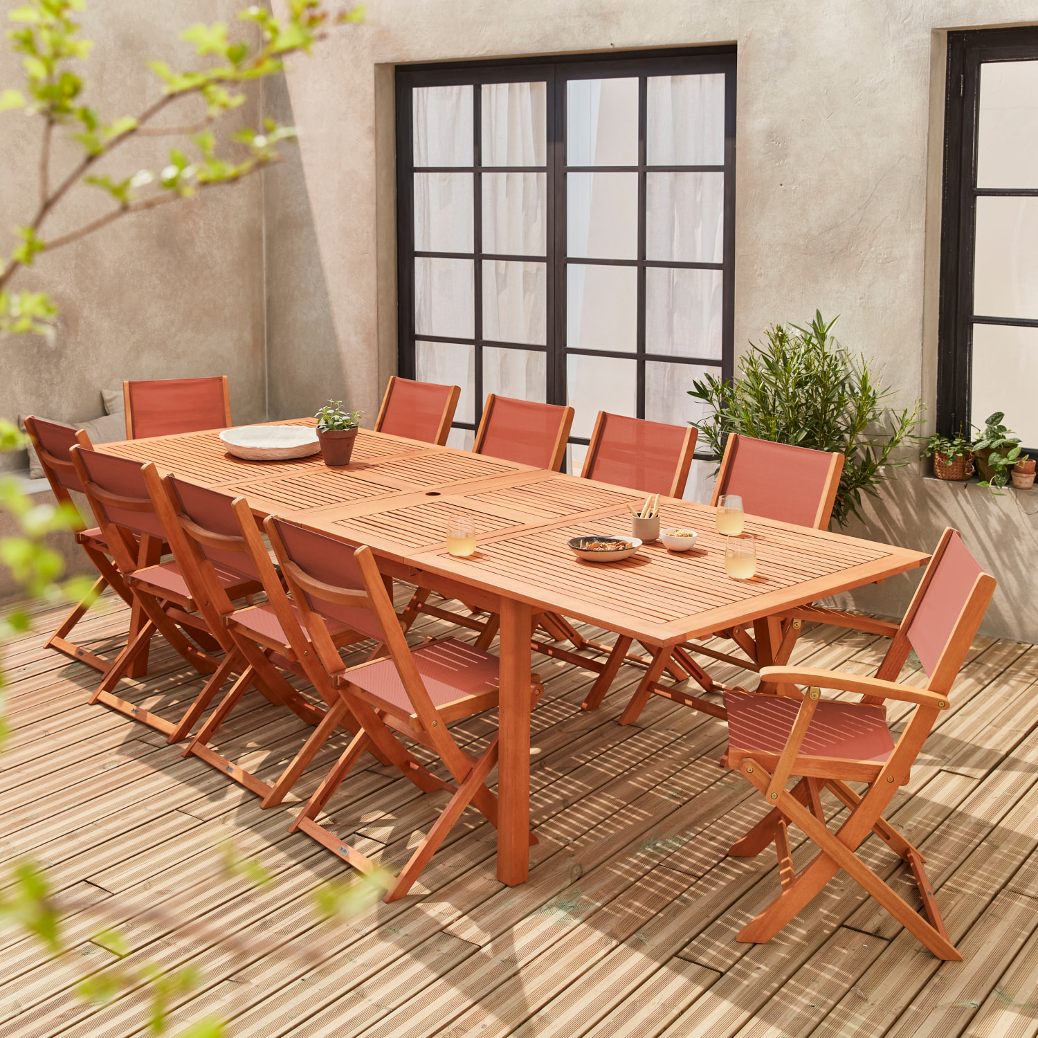 Salon de jardin en bois extensible - Almeria  table 200/250/300cm avec 2 rallonges. 2 fauteuils et 8 chaises. en bois d'Eucalyptus huilé et textilène terra cotta