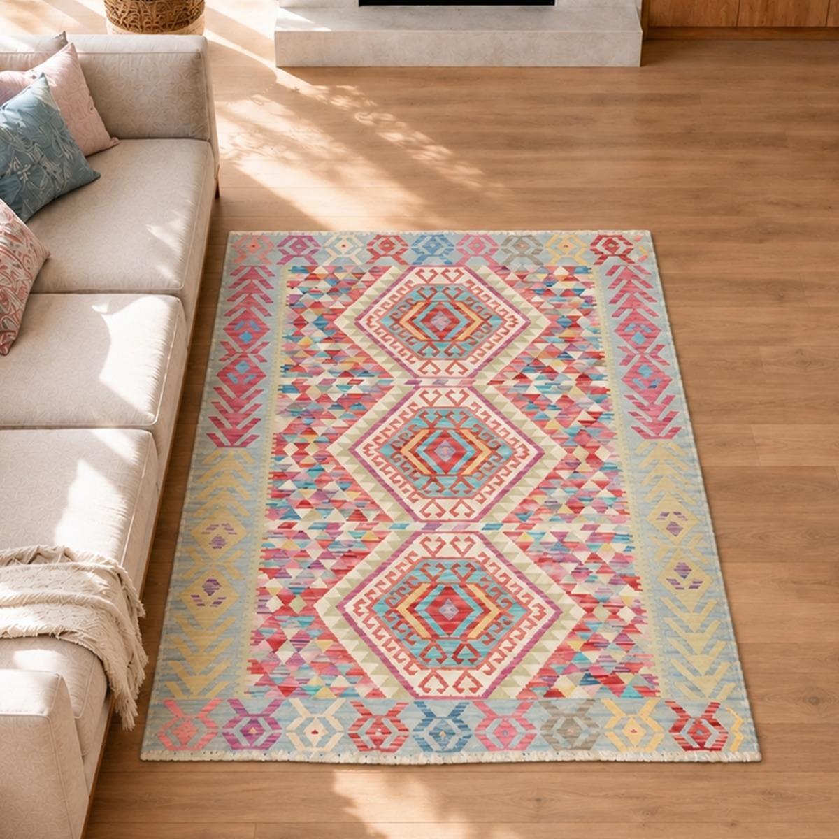 Tapis kilim au motif ethnique, tissé à plat en laine naturelle