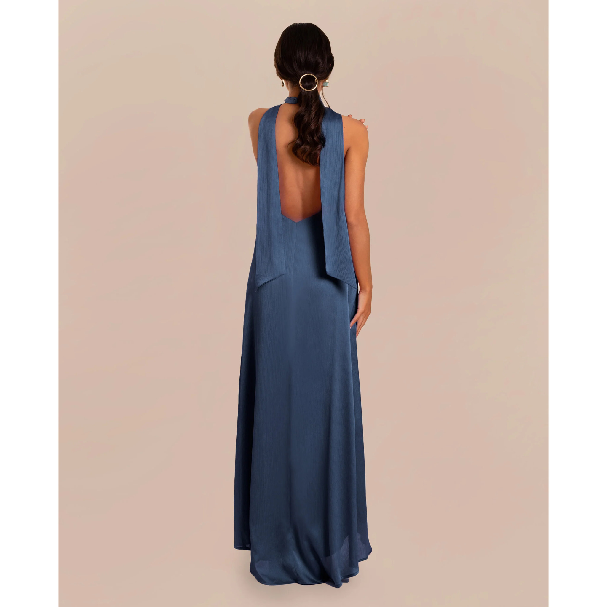 Vestido largo con escote en pico