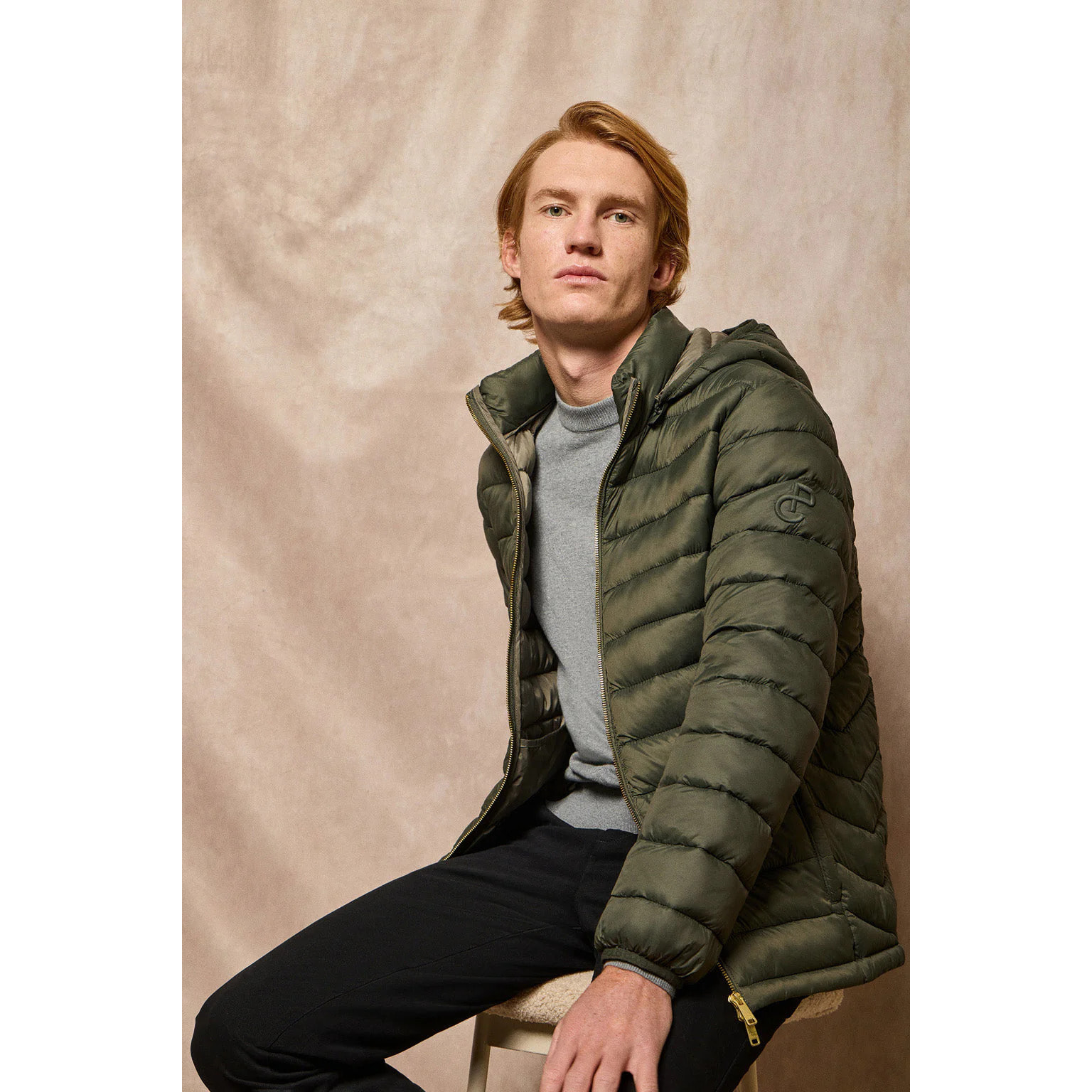 Chaqueta ultralight verde Corey de capucha extraíble y bordado PC