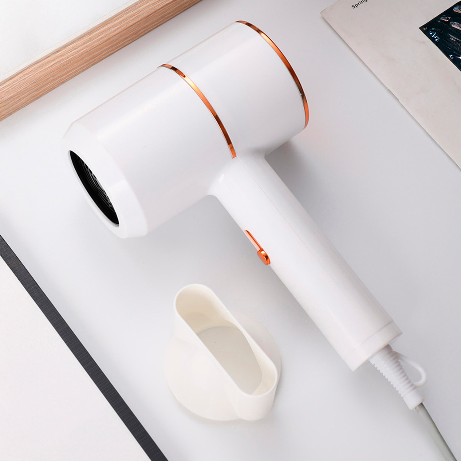 Secador iónico con 800W, luz azul hidratante y 3 niveles de velocidad.
