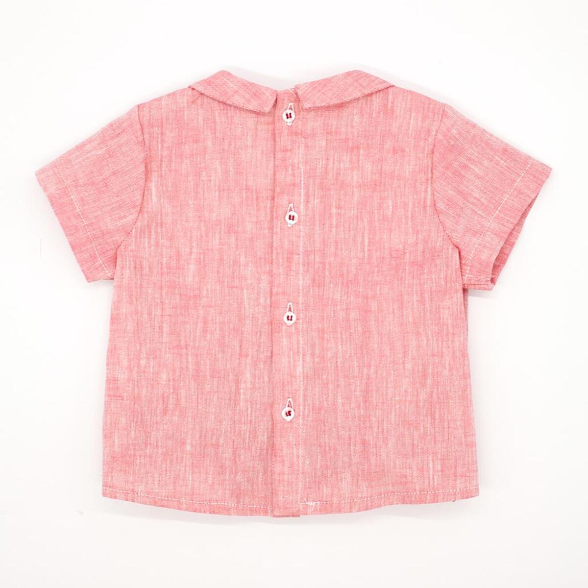 Camisa de manga corta roja. Con lorzas y botones de decoración en el delantero, y cuello.