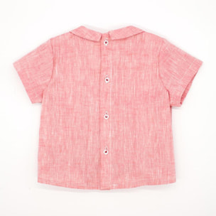 Camisa de manga corta roja. Con lorzas y botones de decoración en el delantero, y cuello.