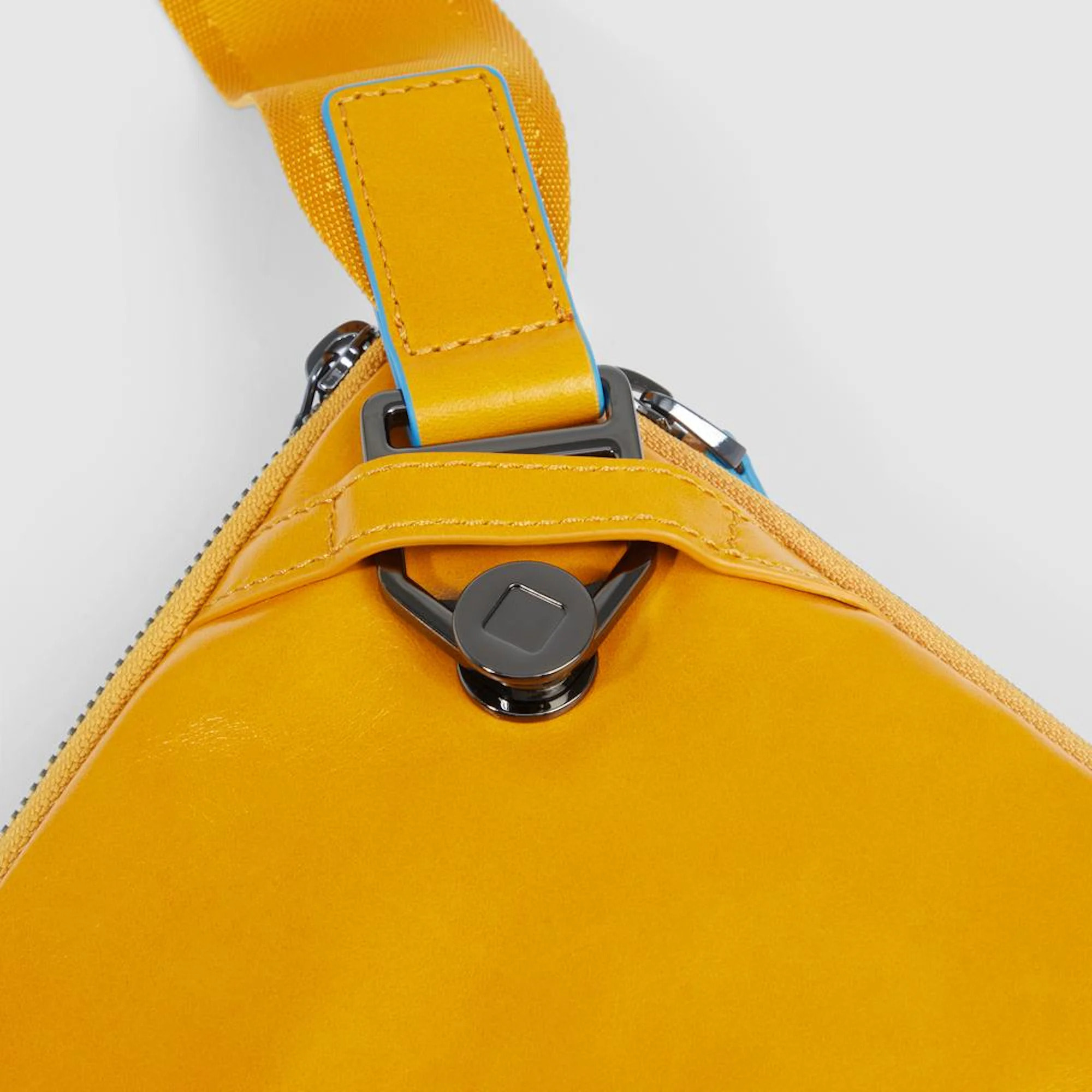 Piquadro Marsupio piatto espandibile in pelle con attacchi tracolla riposizionabili e tasca per AirPods®