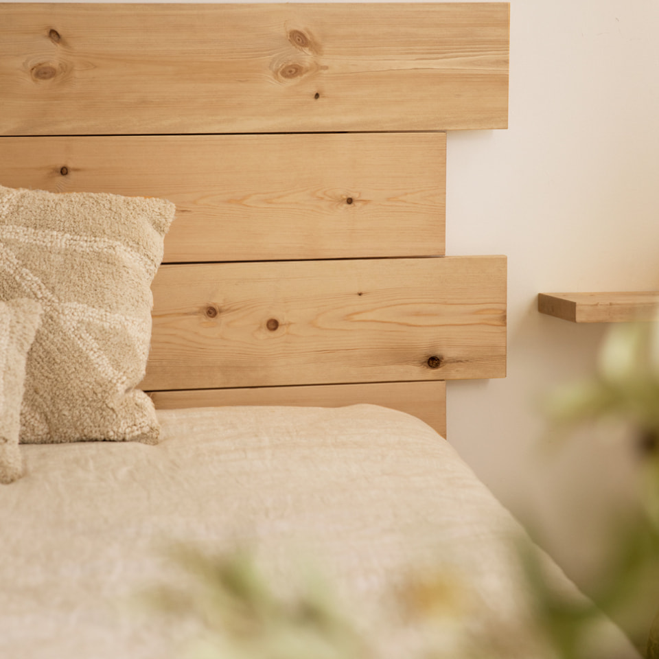 Tête de lit asymétrique en bois massif ton chêne moyen en différentes tailles