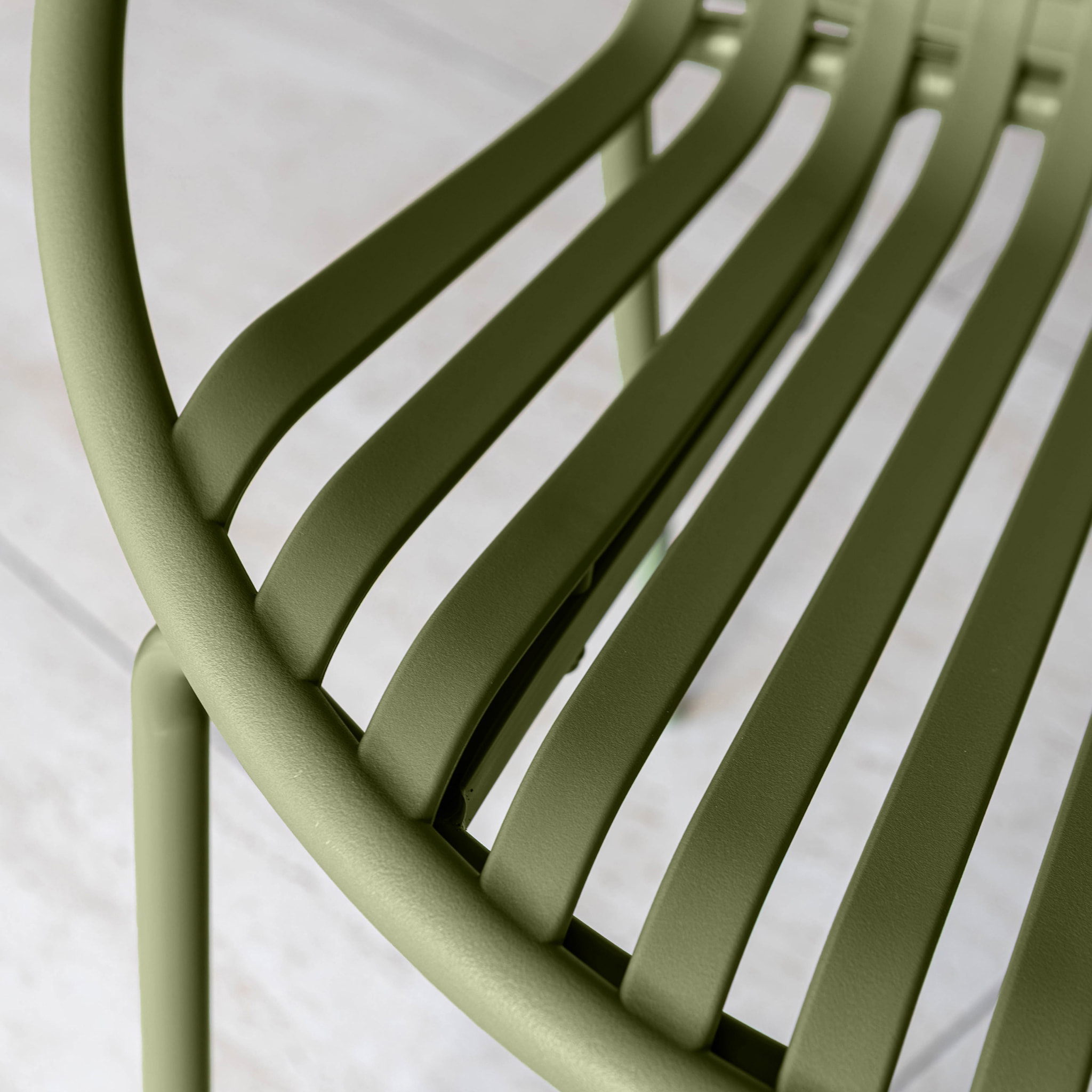 Ensemble de repas table et 4 fauteuils en polypropylène vert CALYPSO