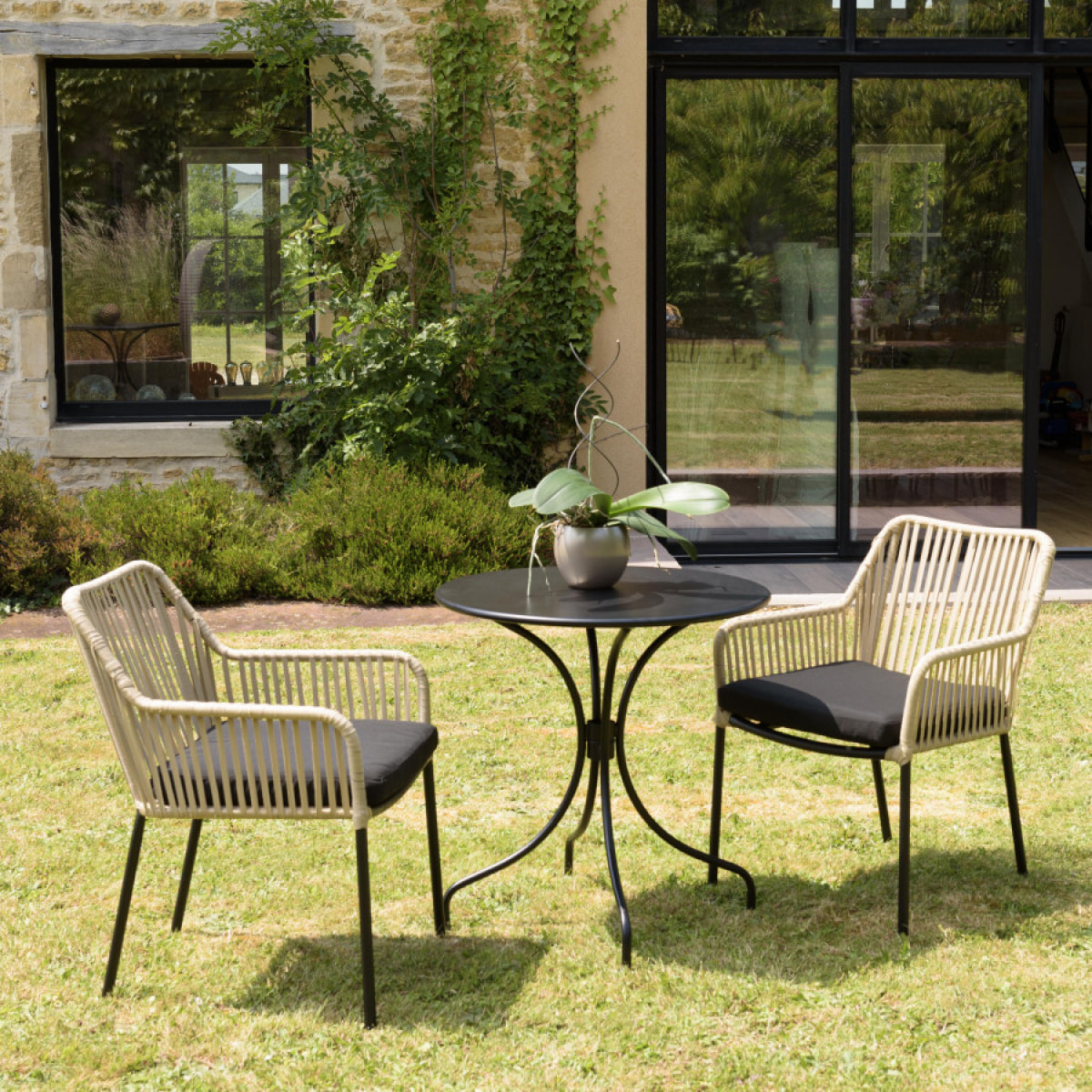 MALO - SALON DE JARDIN 2 PERS. - Table ronde 70x70cm et 2 fauteuils beiges et noirs en cordage