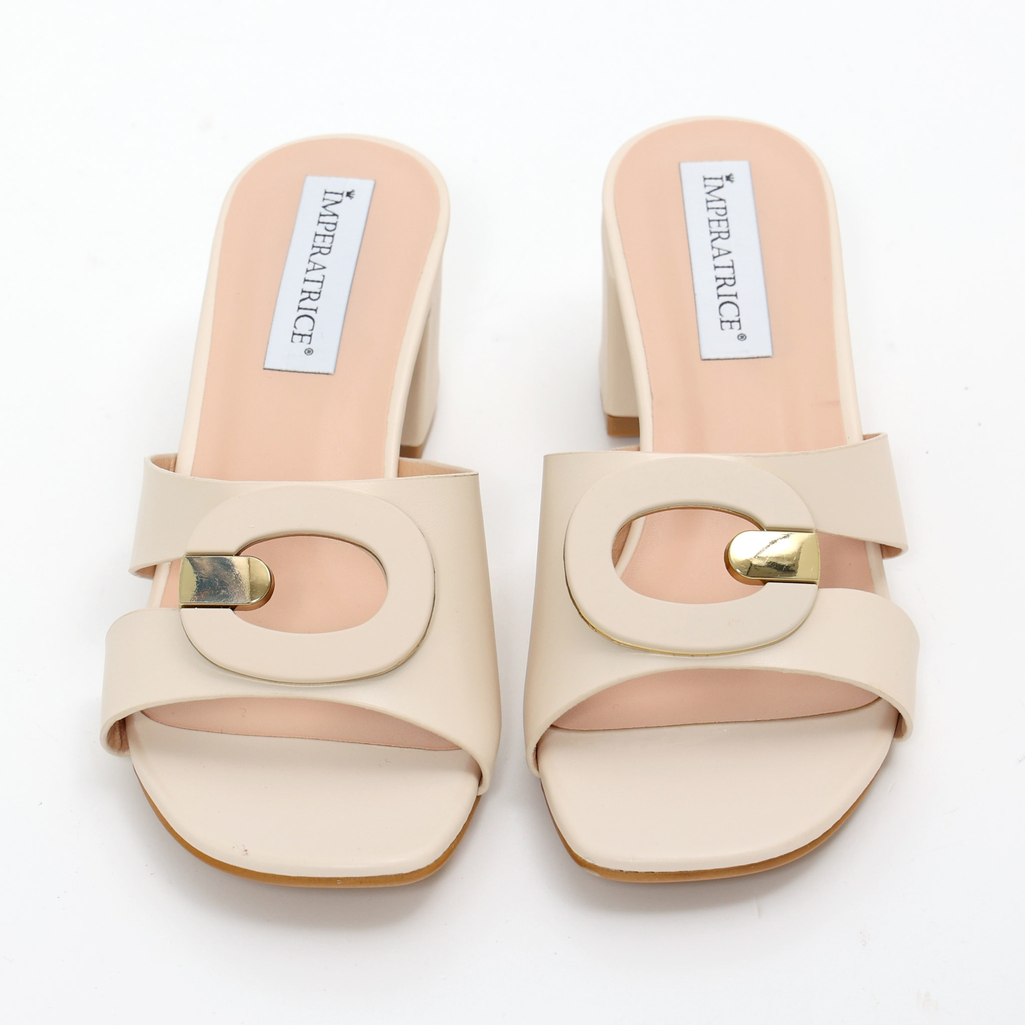 Sandali in simil pelle con tacco comodo ed applicazione sulla fascia