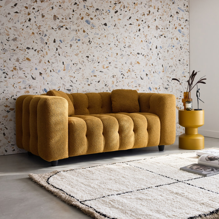Canapé 2 places en bouclette texturée capitonné. moutarde. structure bois d'eucalyptus et contreplaqué