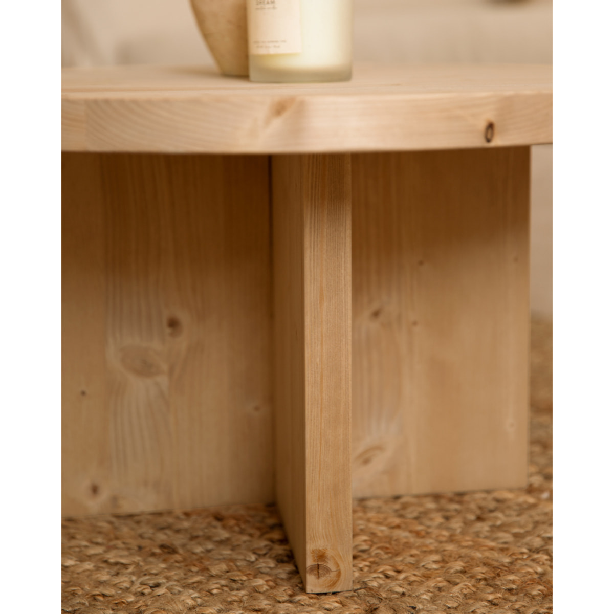 Table basse ronde en bois massif ton chêne moyen en différentes tailles