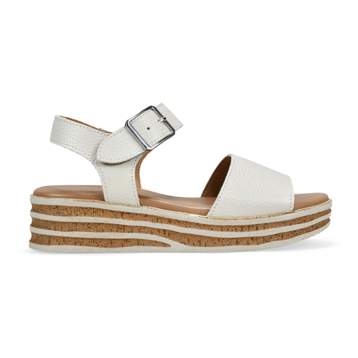 Sandalias beige en piel con cuña