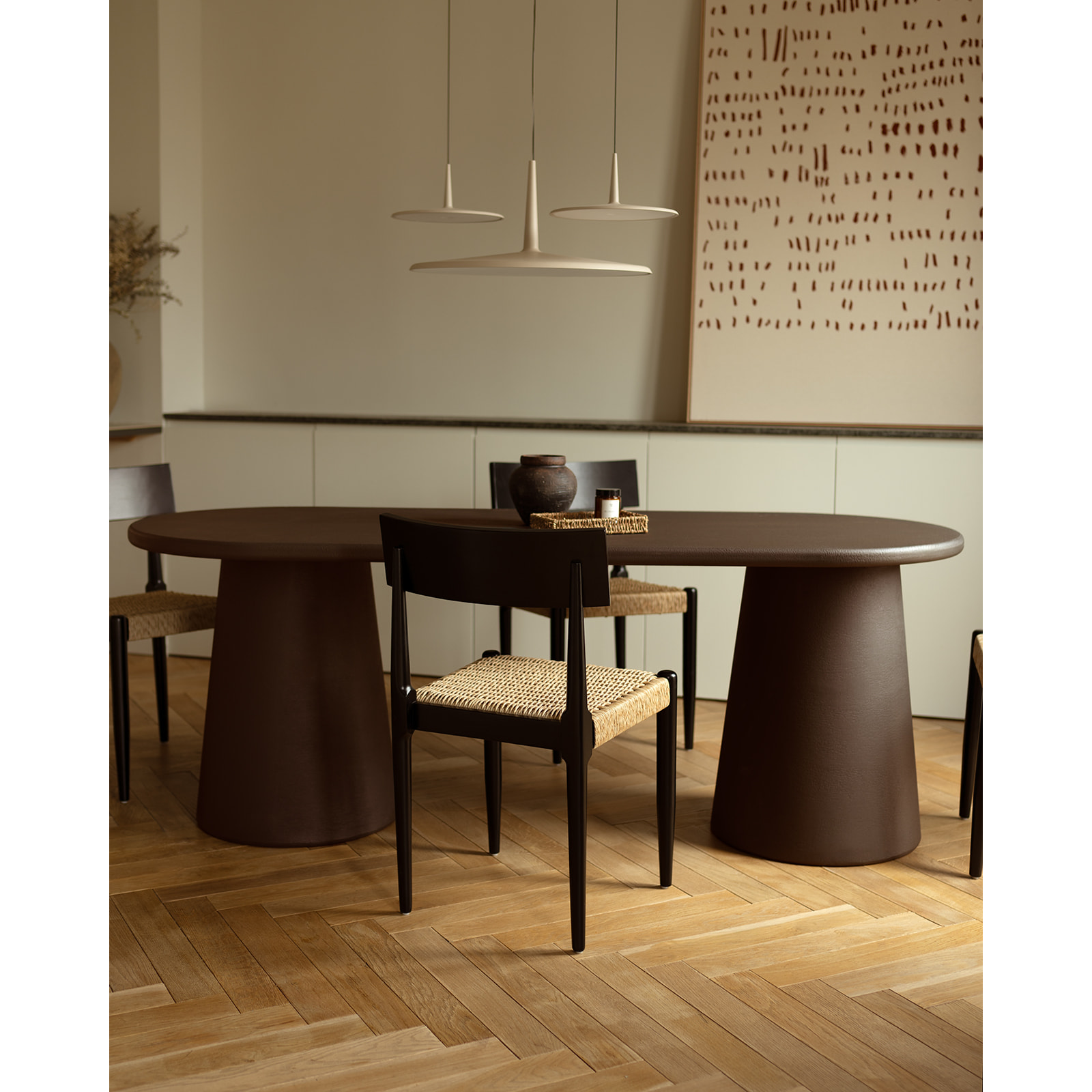 Table de salle à manger ovale en microciment ton marron en différentes tailles