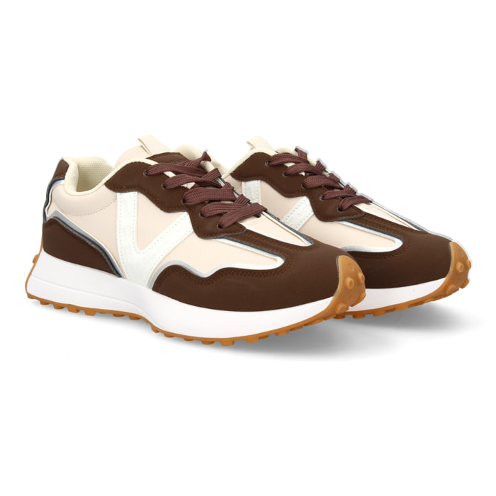 Zapatilla con diseño moderno para mujer