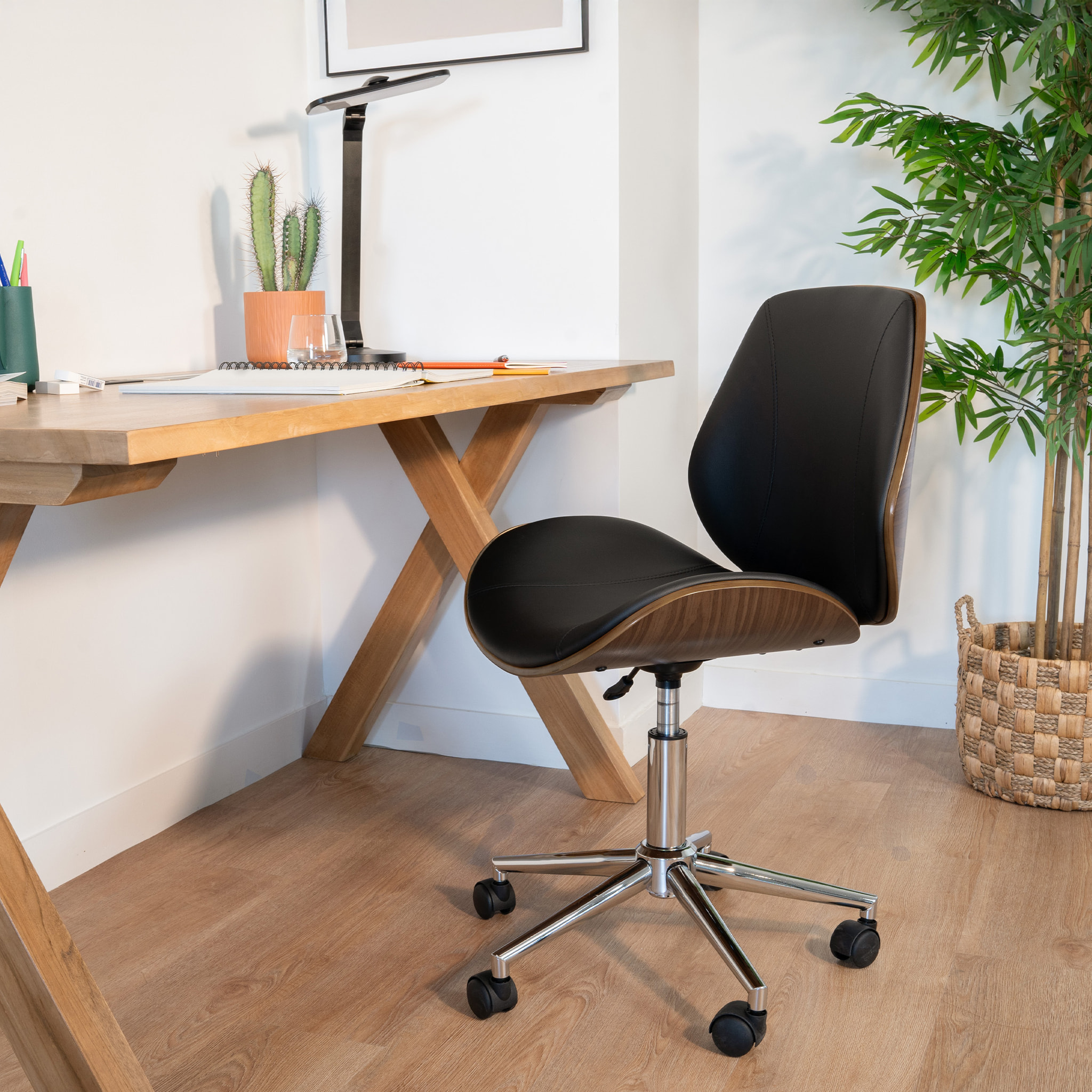 Chaise de bureau pivotante en bois en PU noir - Archie