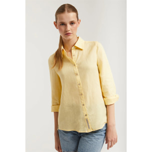 Camisa de lino amarillo empolvado con detalle bordado