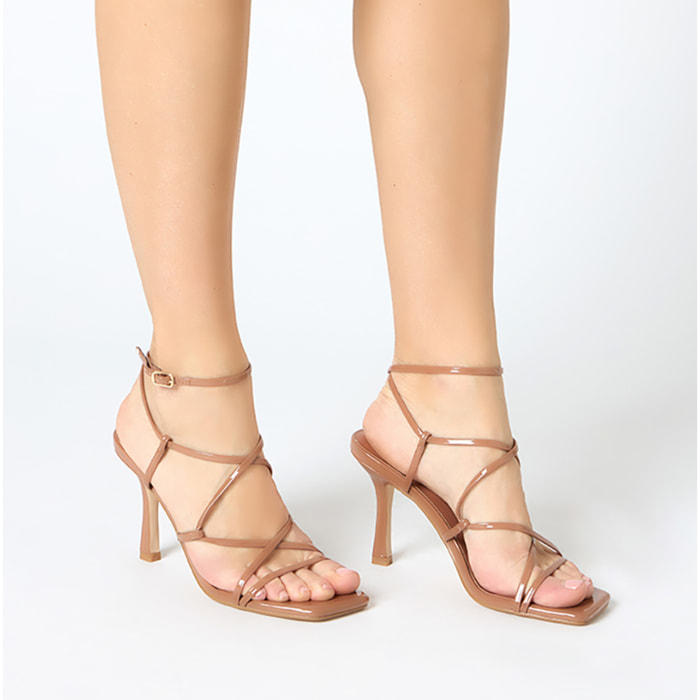 Sandalo donna marrone in vernice, tacco 9 cm