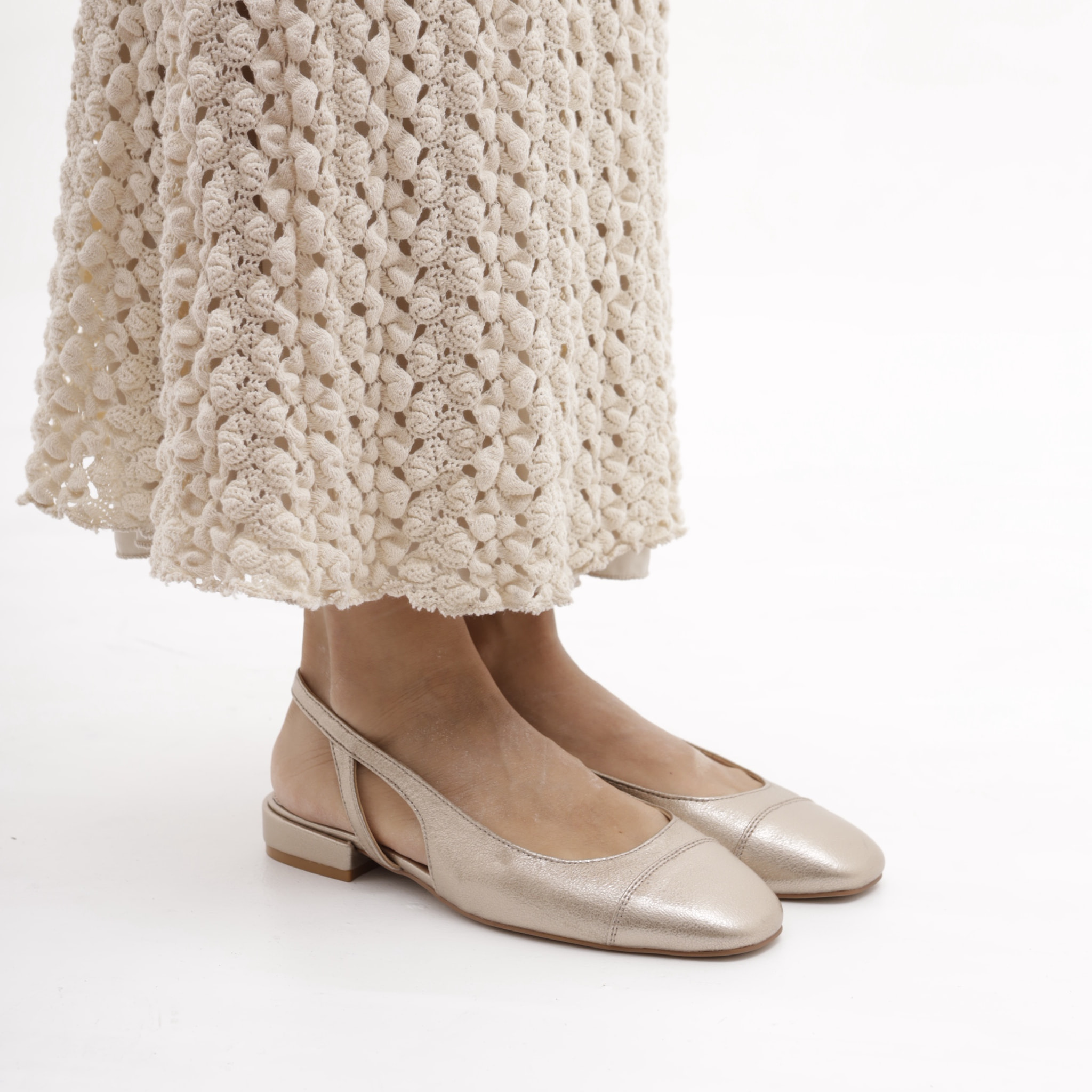 SLINGBACK FLAT PUNTALE PLATINO