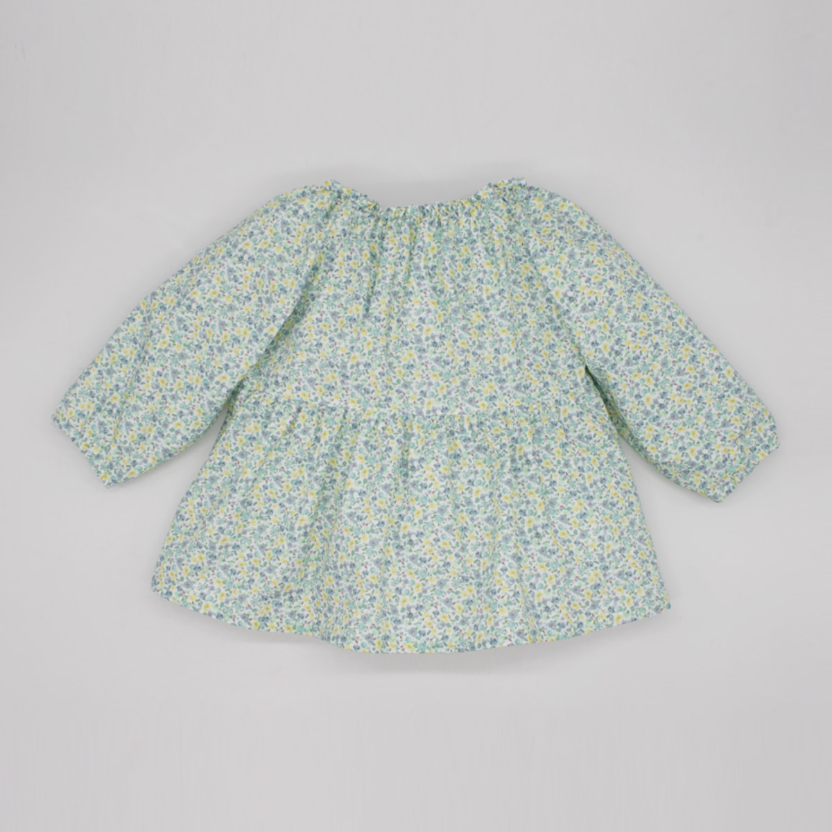 BLUSA FLORES AMARILLA AZUL Y VERDE CON MANGA ABULLONADA