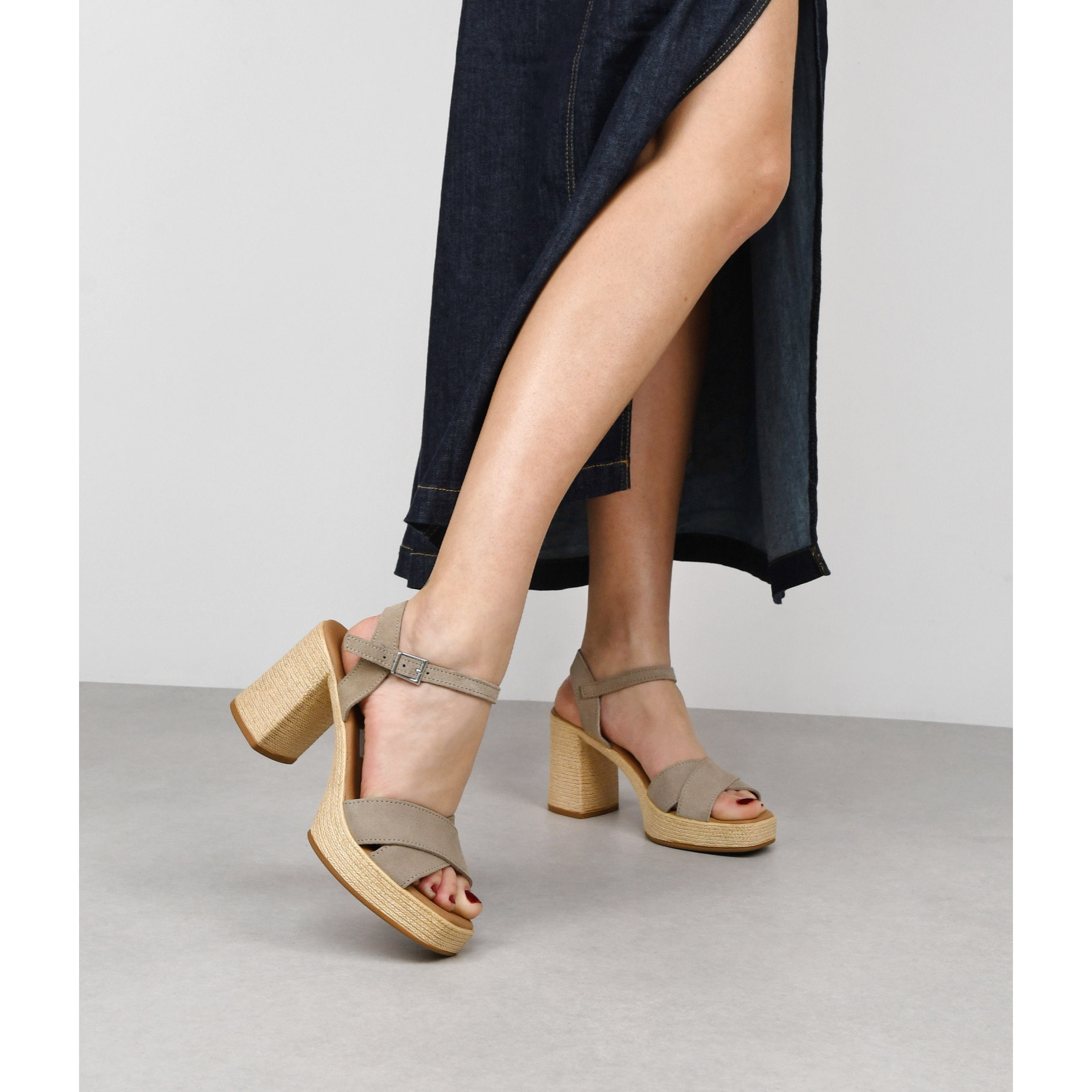 Sandalias taupe en piel con tacón efecto esparto
