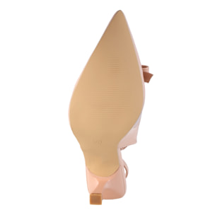 Decolletè in simil vernice con applicazione fiocco