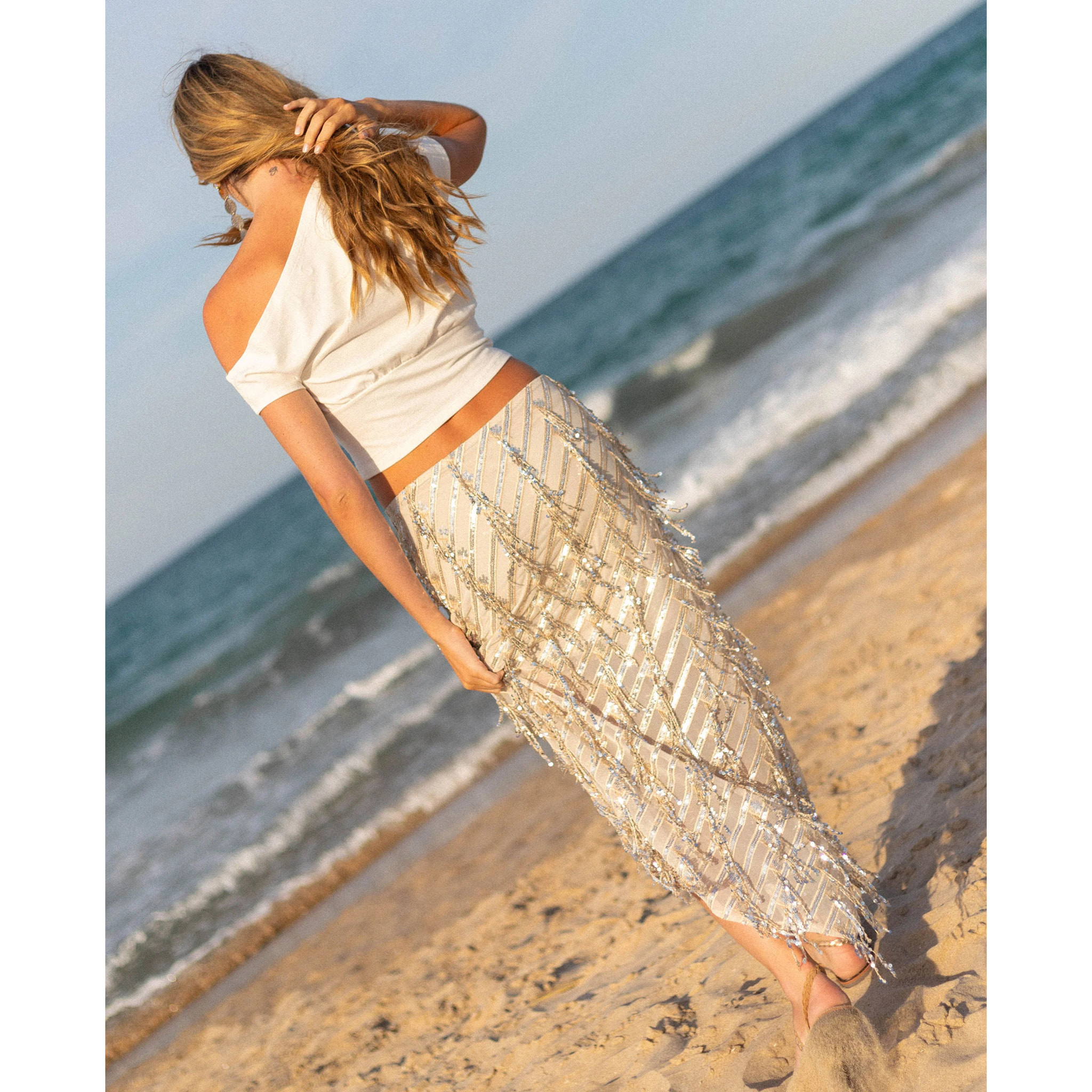 Top de mujer asimétrico con corte crop ajustado.