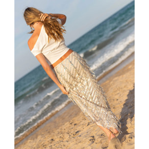 Top de mujer asimétrico con corte crop ajustado.