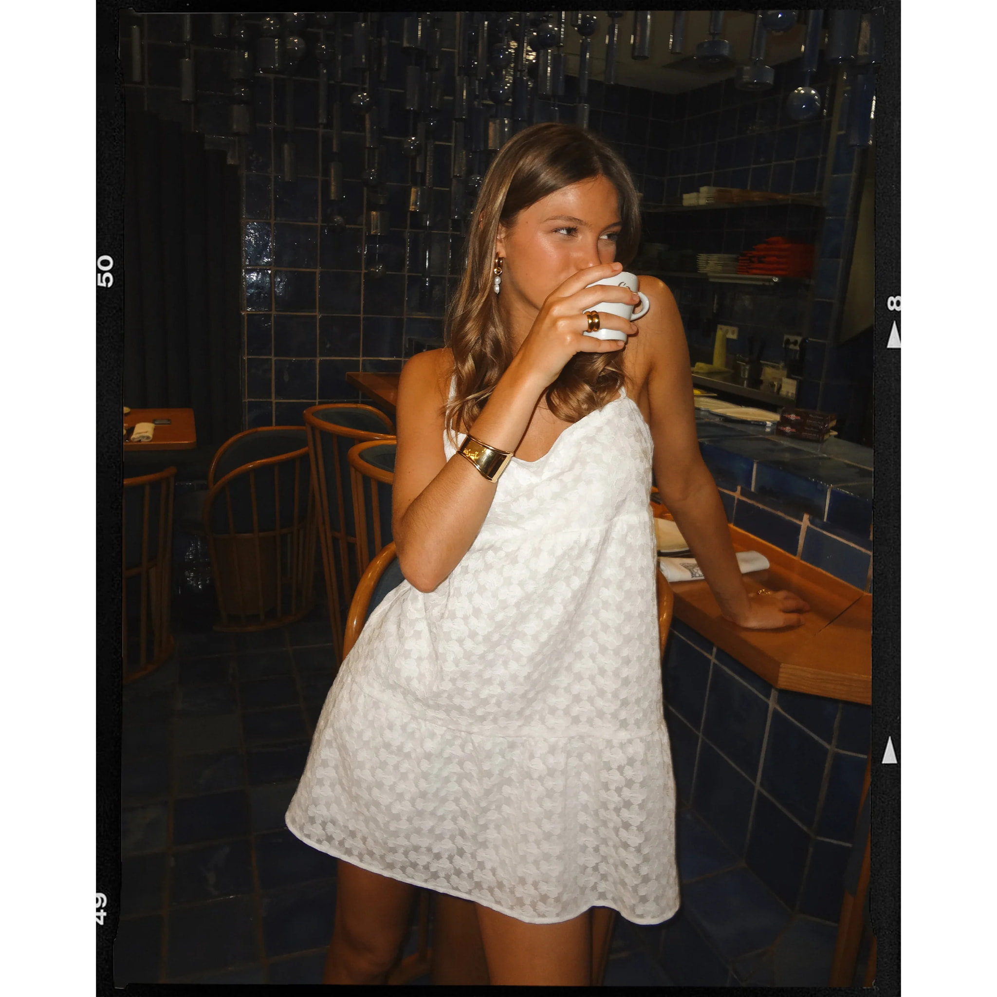 Vestido corto bordado con tirantes