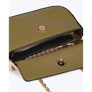 Elegante borsa a tracolla con patta strutturata e logo metallico