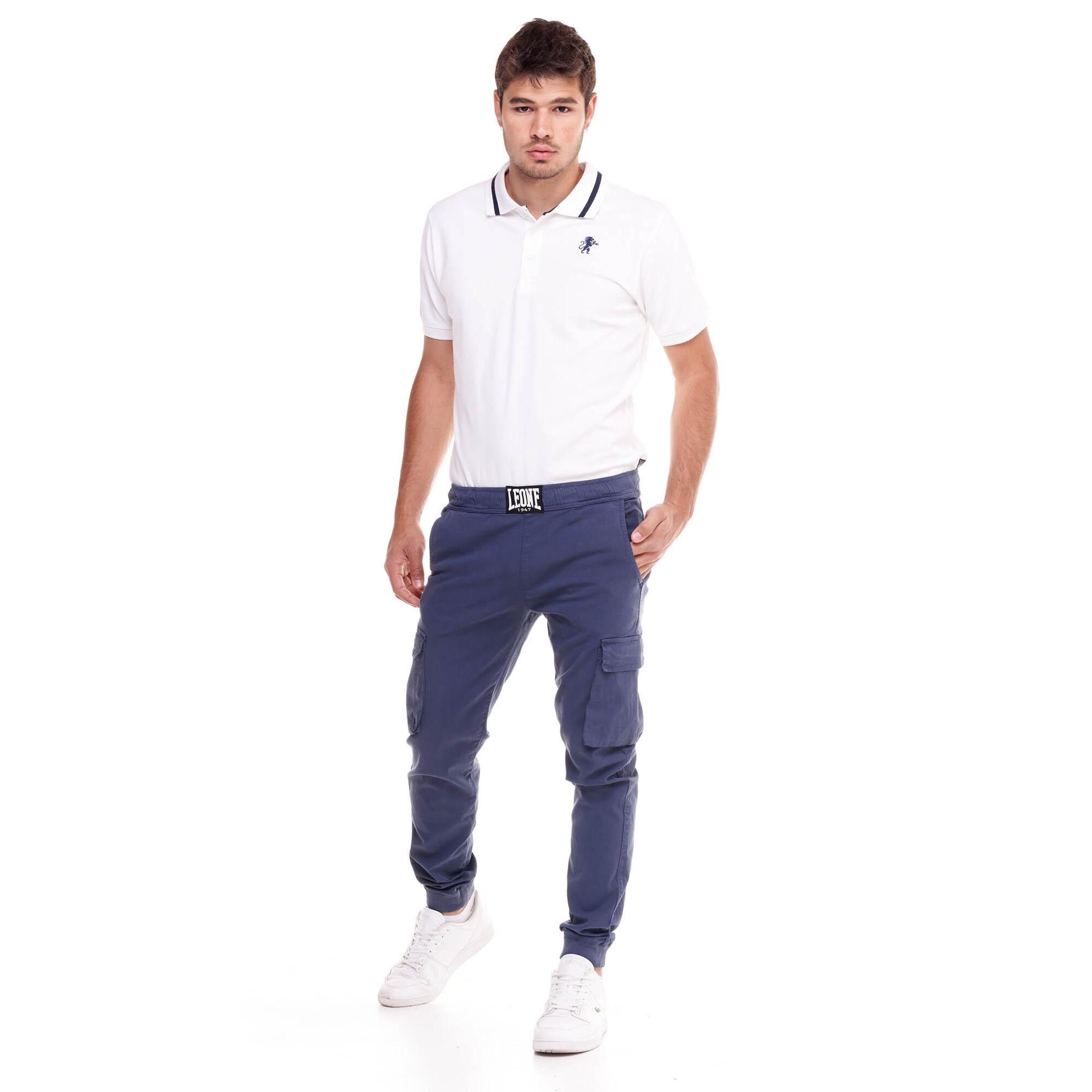 Pantalón cargo de hombre minimalista con puño elástico.