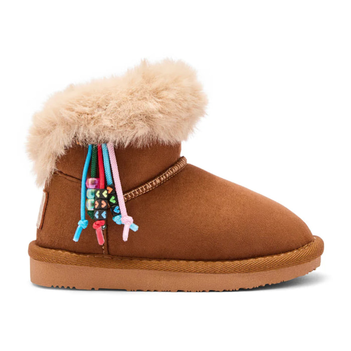 Stivali da bambina in stile australiano con fodera in pelliccia e ciondolo