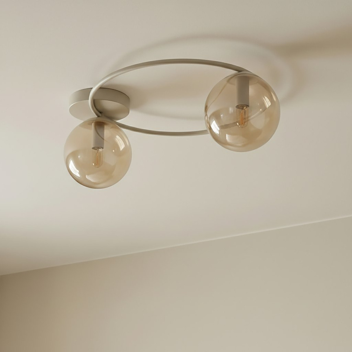 Lampada a sospensione SOPRA in acciaio beige e vetro ambrato