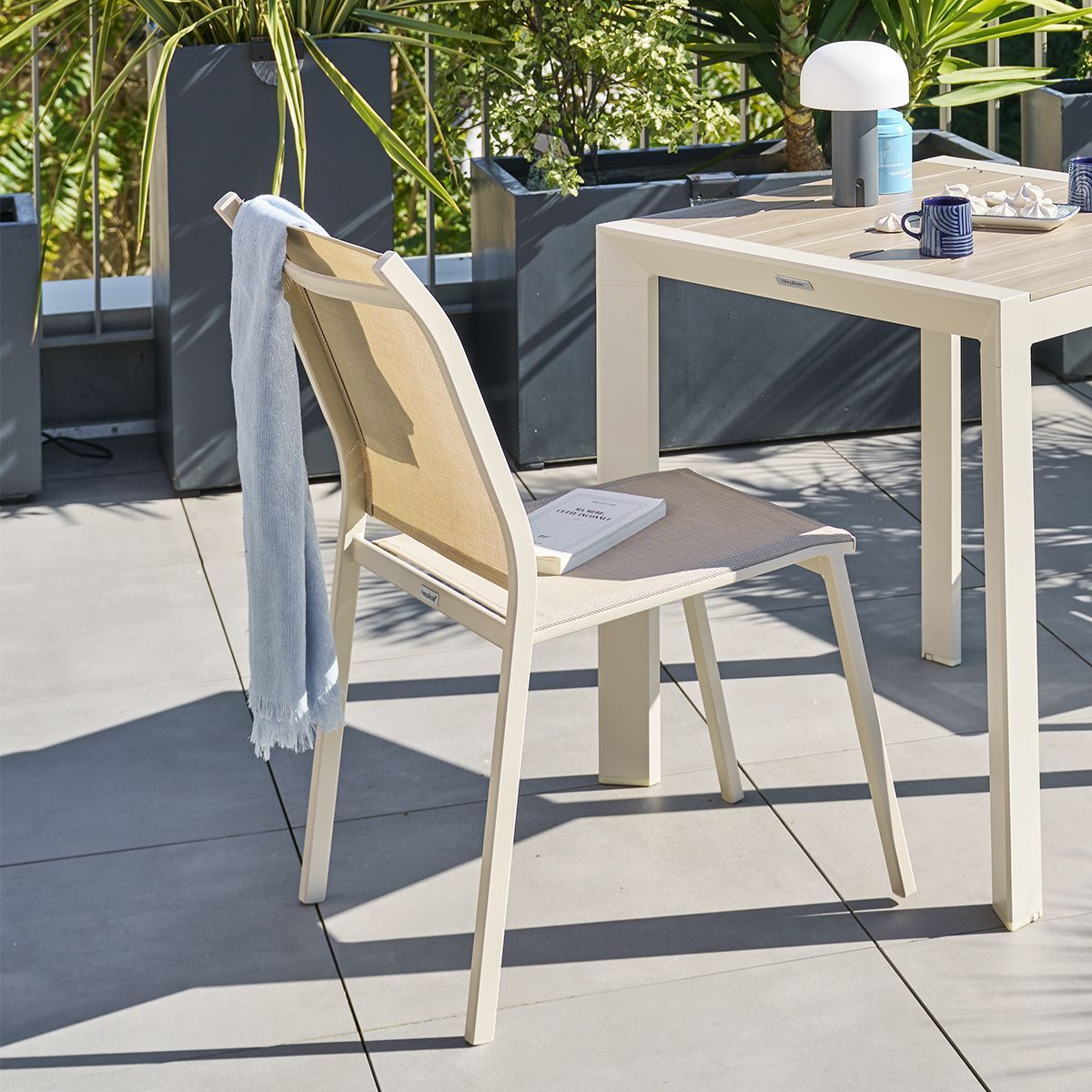Chaise "Essentia" empilable lin & argile