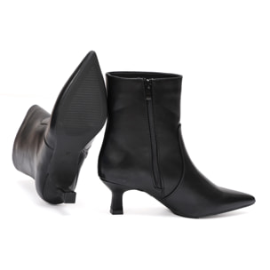 Stivaletto in simil pelle con tacco