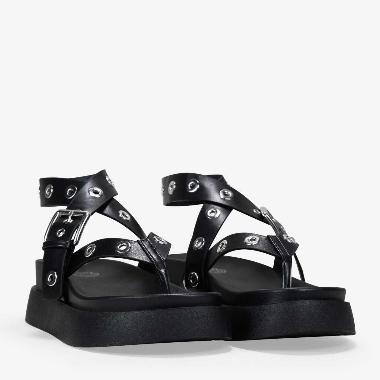 Sandalias de dedo negras con plataforma y tachuelas