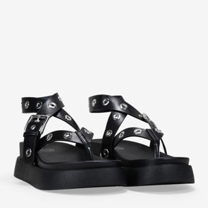 Sandalias de dedo negras con plataforma y tachuelas