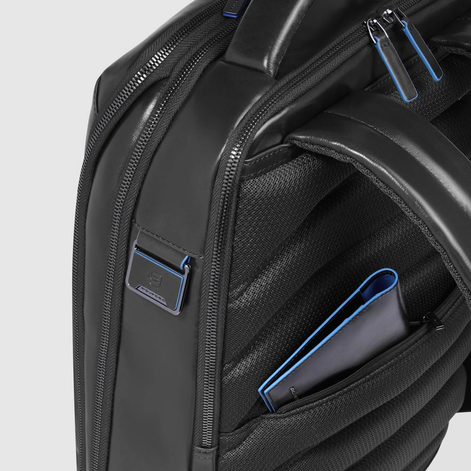 Piquadro Zaino da viaggio fast-check porta pc e iPad®Pro con protezioni antiurto e RFID, personalizzabile