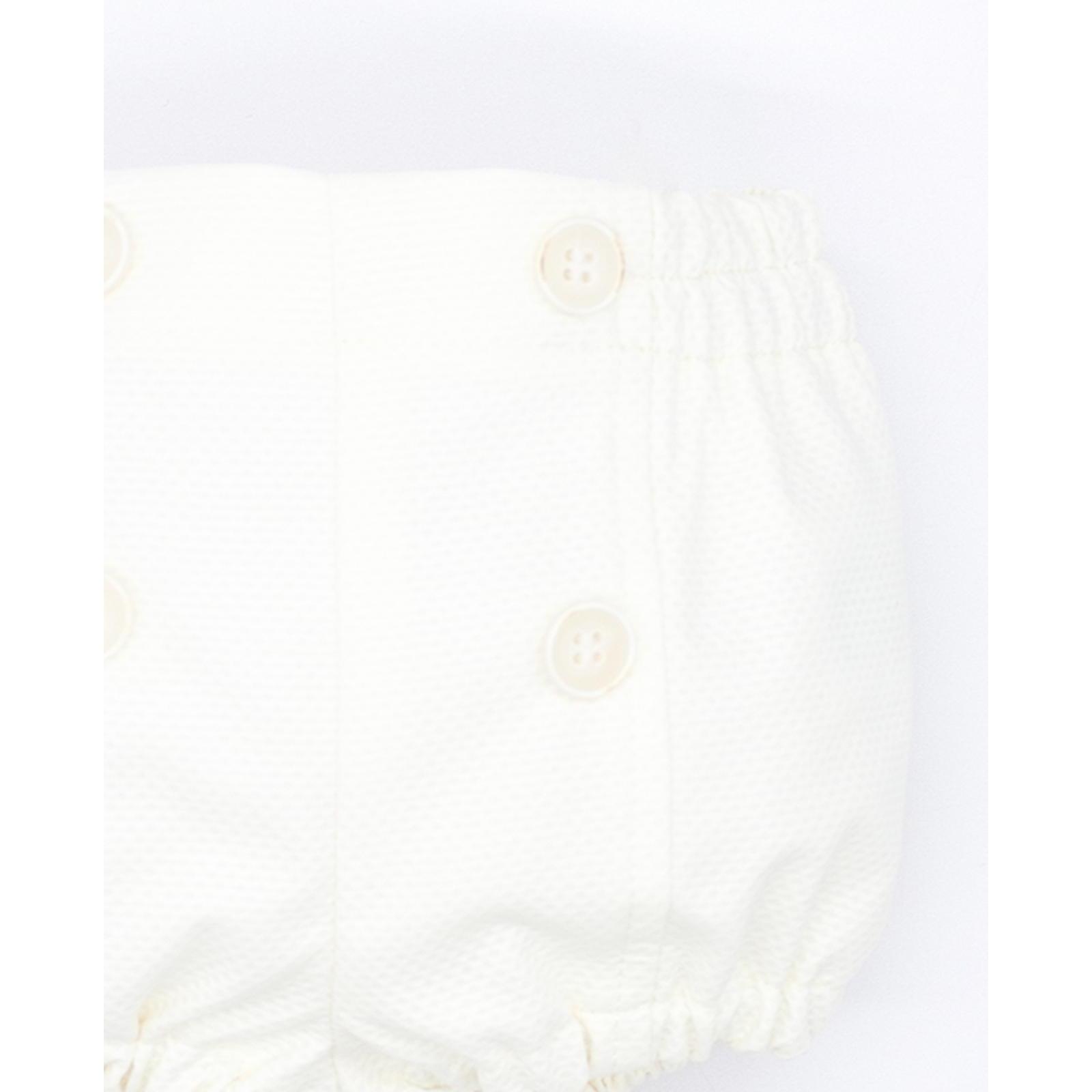 Bermuda de pique blanco. Con botones en el centro, goma en la cintura y en las piernas.