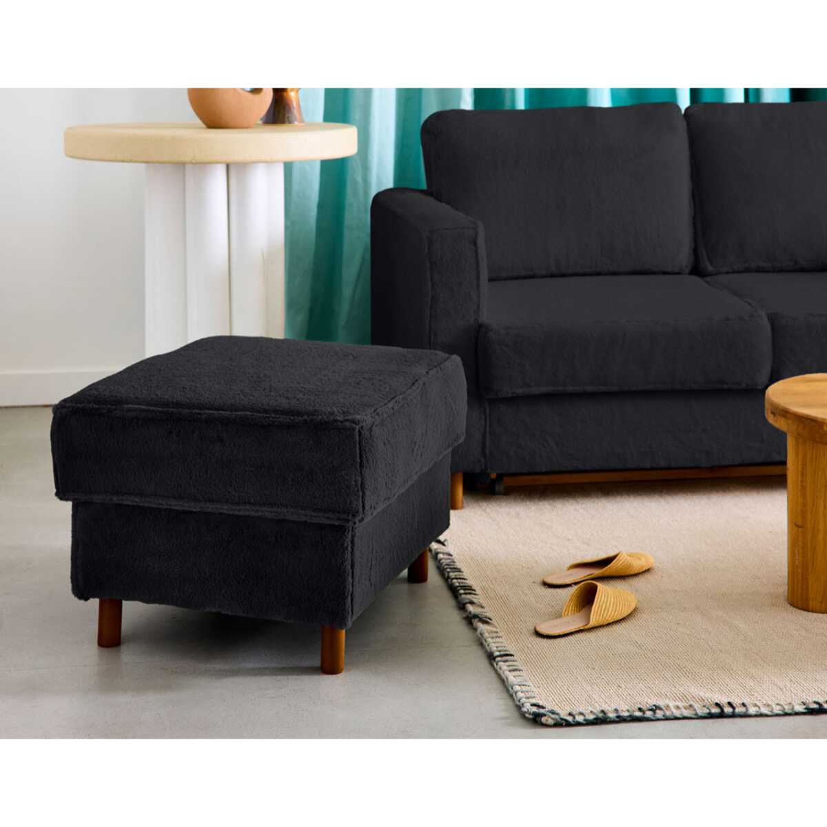 Jake - pouf en fausse fourrure - pieds en bois foncé - Noir