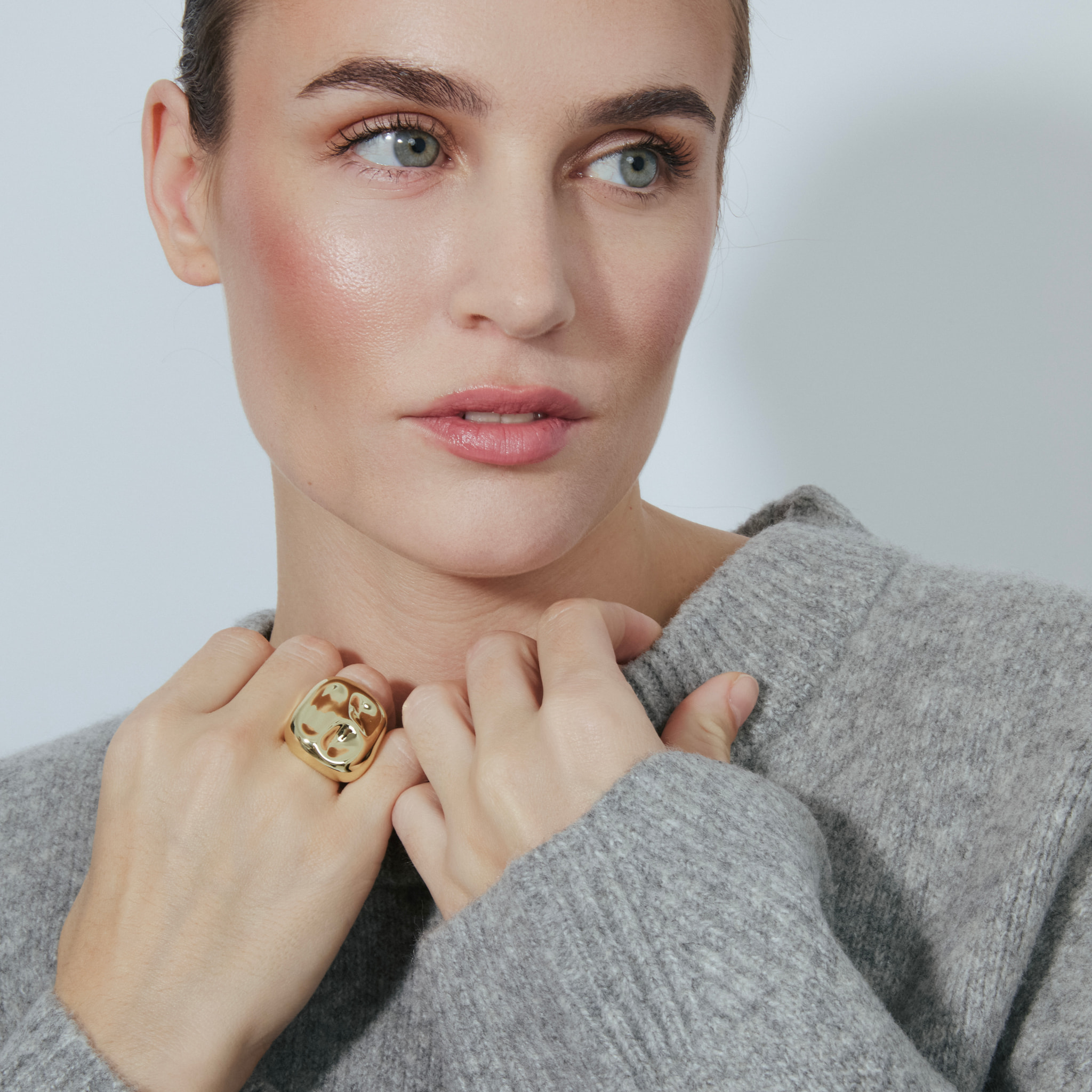 Anillo acabado en oro amarillo de 18K
